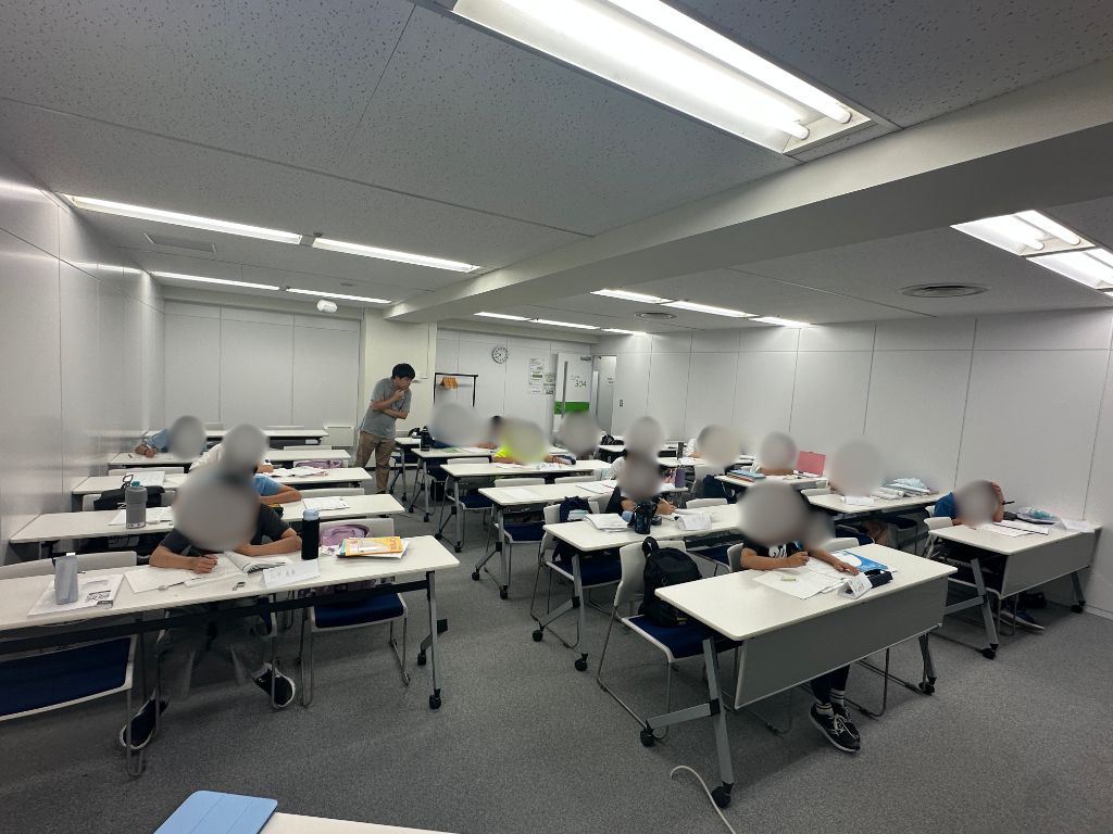 真剣に勉強に取り組む子どもたち